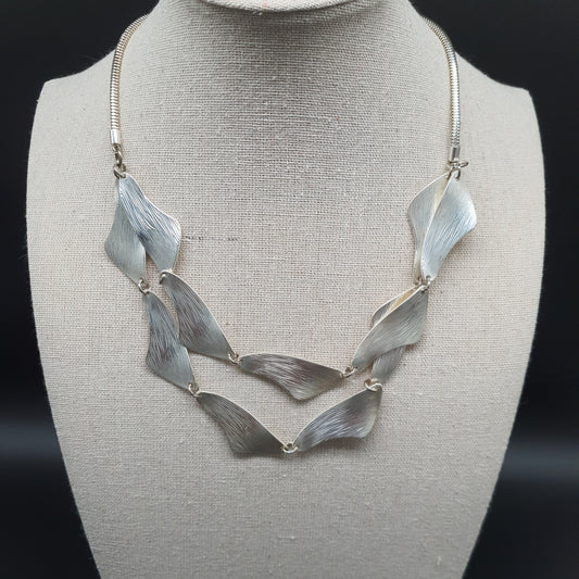 Collier double rang maille serpent pièces courbées métal argent brosséé
