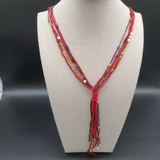 Collier sautoir rouge multi-brins – Fils métallisés et perles cristal