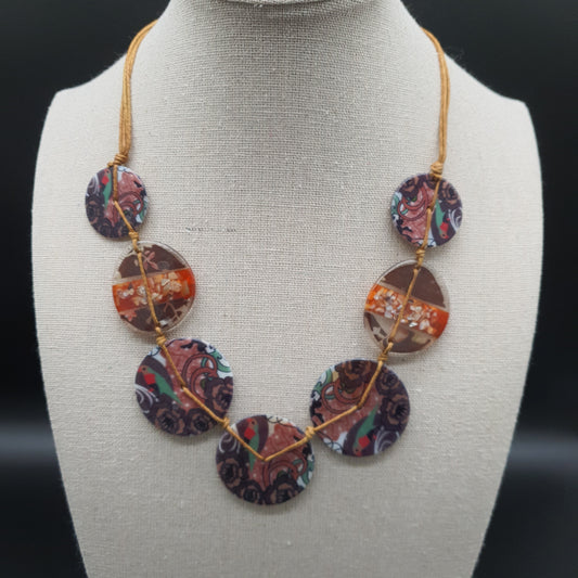 Collier disques résine colorée cordons coton ciré