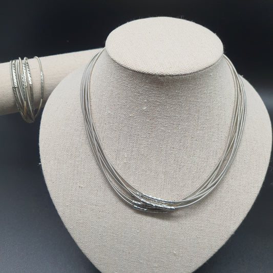 Collier aimanté multi-rangs métal martelé finition argentée