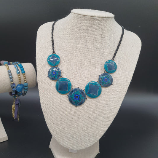 Collier acier inoxydable argenté – pendentifs ronds décorés émaillés bleus