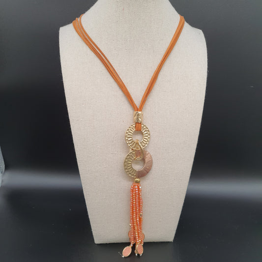 Collier sautoir multi-cordons – anneau martelé et pendentif ajouré doré