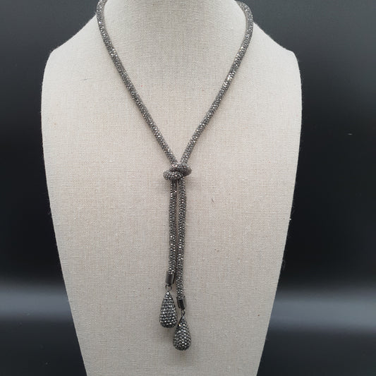 Collier sautoir chaîne maille tube rigide argentée effet strass nœud gouttes
