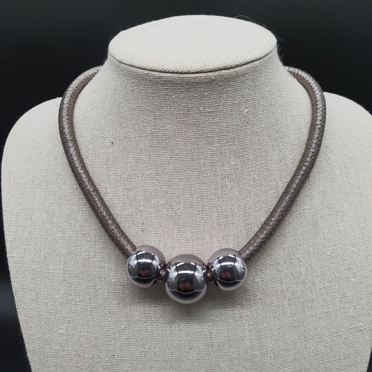 Collier tube résille métallisée argentée orné de boules brillantes