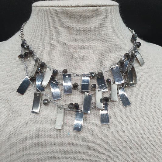 Collier triple rang argenté fines chaînes perles facettées et pièces métalliques