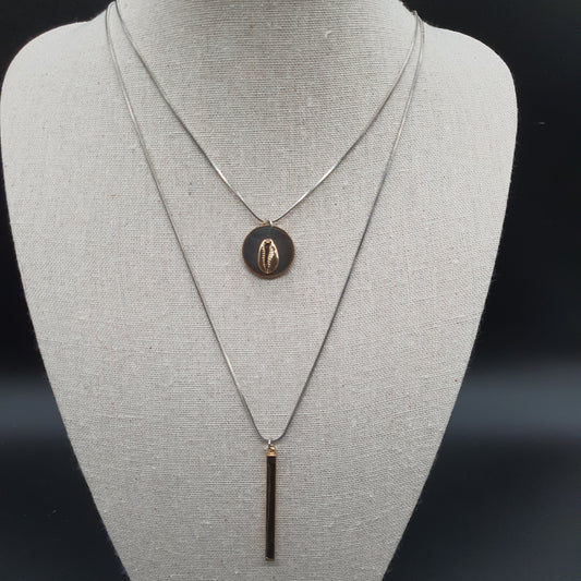 Collier sautoir double chaîne maille serpent argenté – pendentif rond nacré coquillage