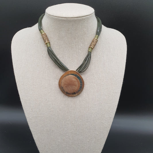 Collier multi-brins camel similicuir pendentif pièce métal doré et boucle perle crème