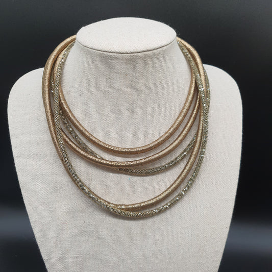 Collier multi-rangs beige tubes résille et fils métallisés effet cristal