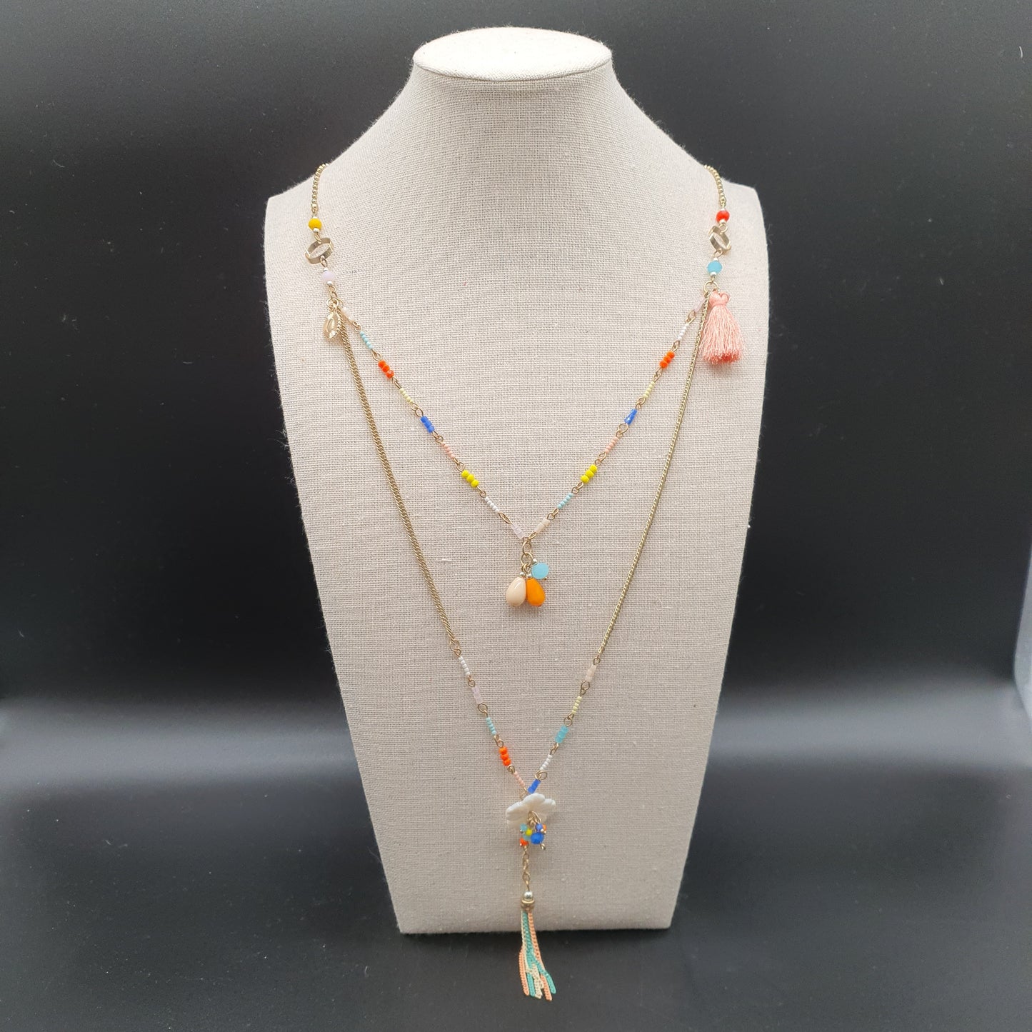 Collier sautoir double rang acier doré chaînes à billes maille gourmette perles fantaisie colorées pompon tassel pampille dorée pendentifs pierre reconstituée fleur en nacre chaînettes colorées