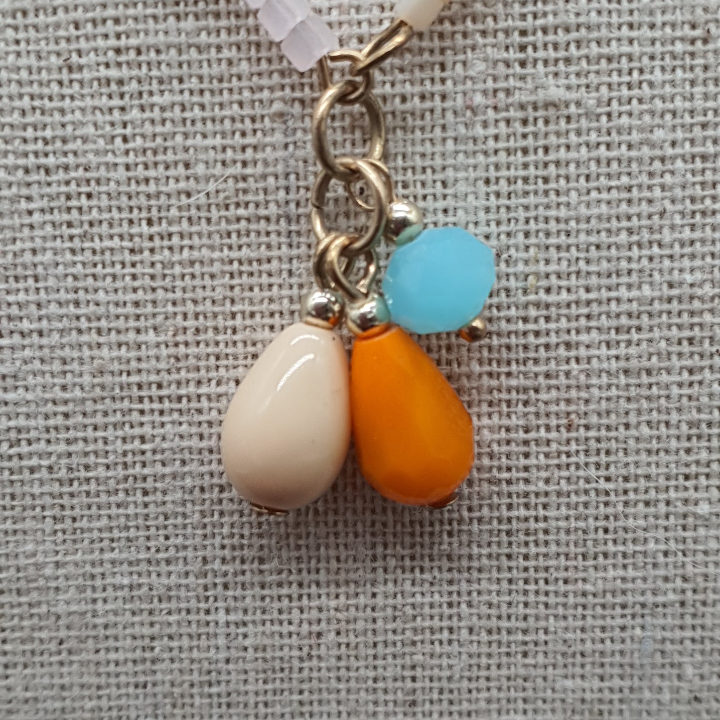 Collier sautoir double rang acier doré chaînes à billes maille gourmette perles fantaisie colorées pompon tassel pampille dorée pendentifs pierre reconstituée fleur en nacre chaînettes colorées