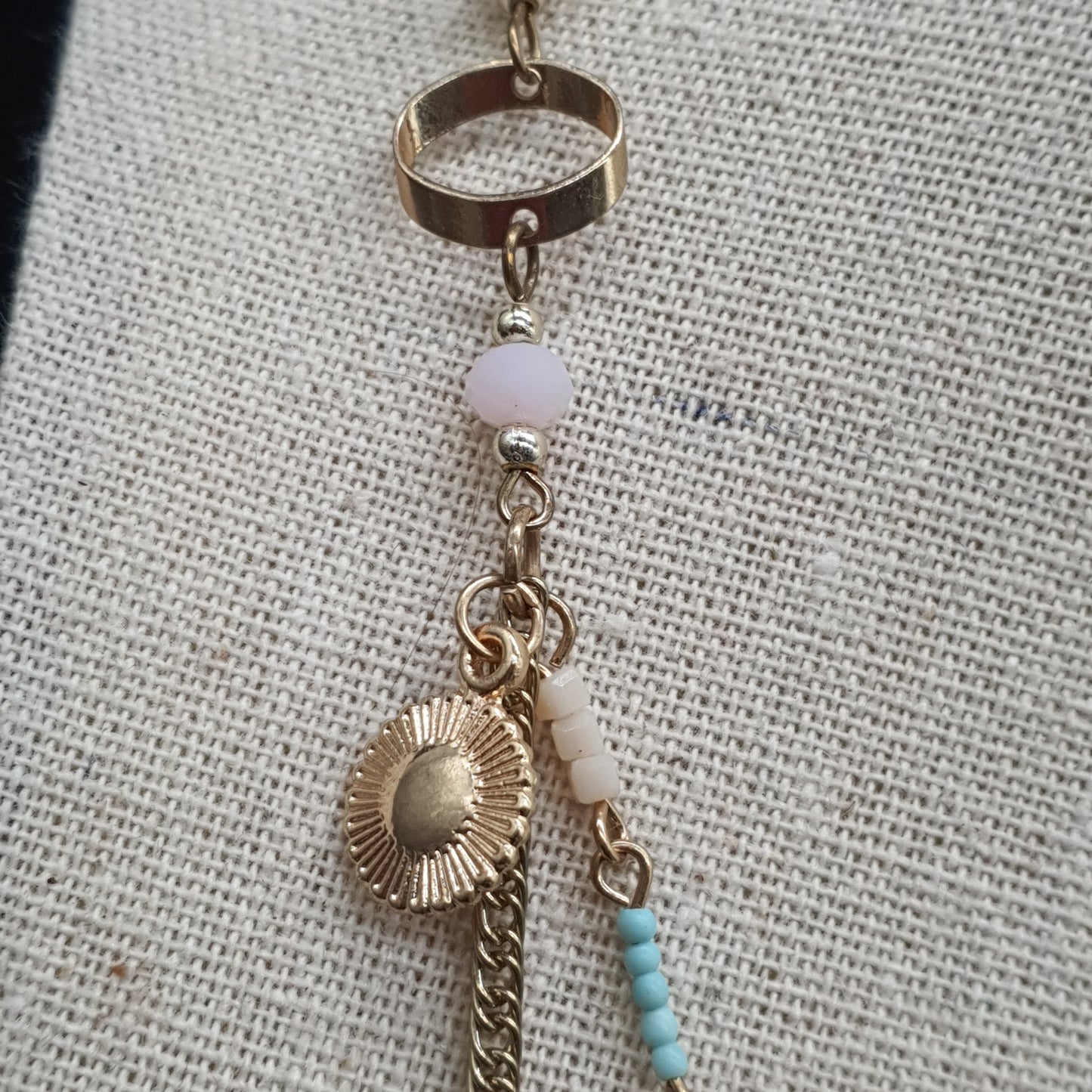 Collier sautoir double rang acier doré chaînes à billes maille gourmette perles fantaisie colorées pompon tassel pampille dorée pendentifs pierre reconstituée fleur en nacre chaînettes colorées