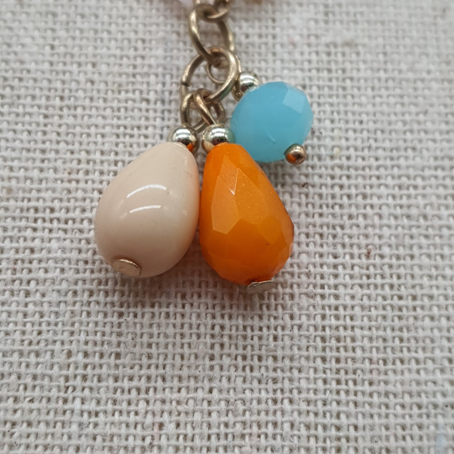 Collier sautoir double rang acier doré chaînes à billes maille gourmette perles fantaisie colorées pompon tassel pampille dorée pendentifs pierre reconstituée fleur en nacre chaînettes colorées