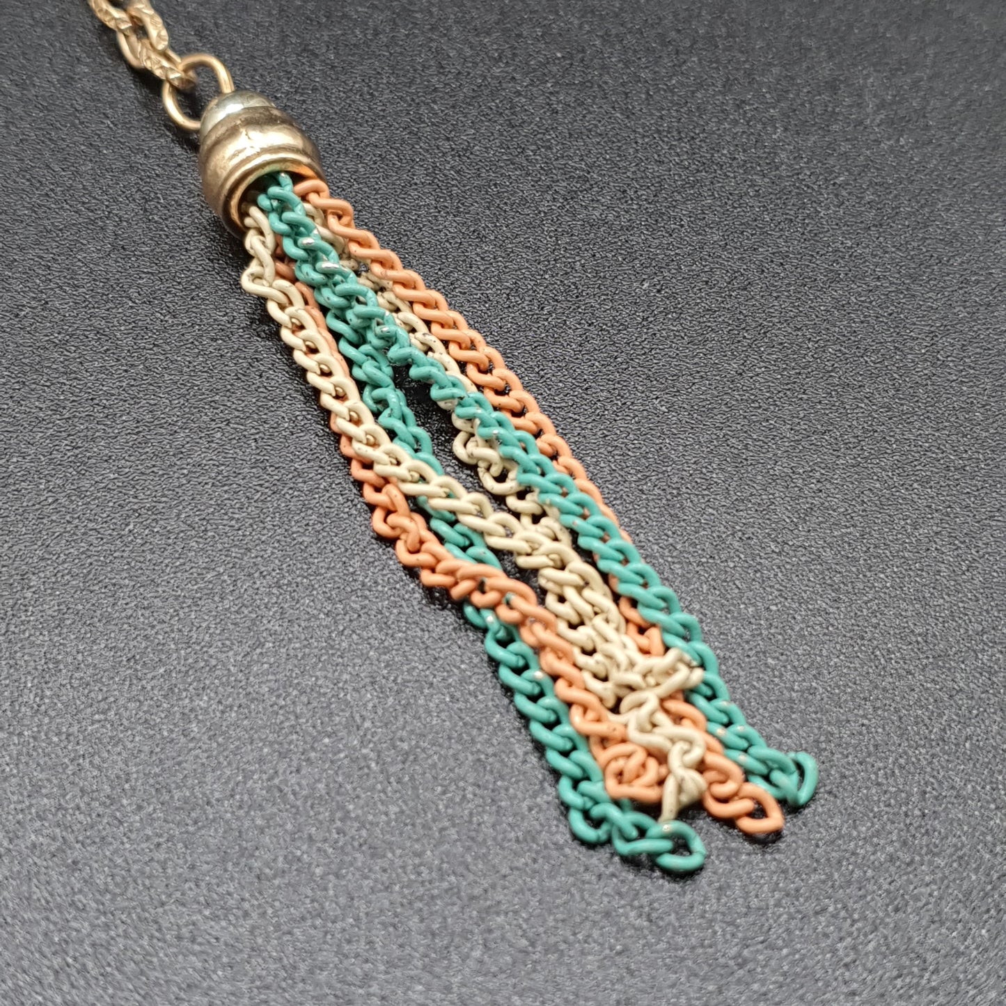 Collier sautoir double rang acier doré chaînes à billes maille gourmette perles fantaisie colorées pompon tassel pampille dorée pendentifs pierre reconstituée fleur en nacre chaînettes colorées