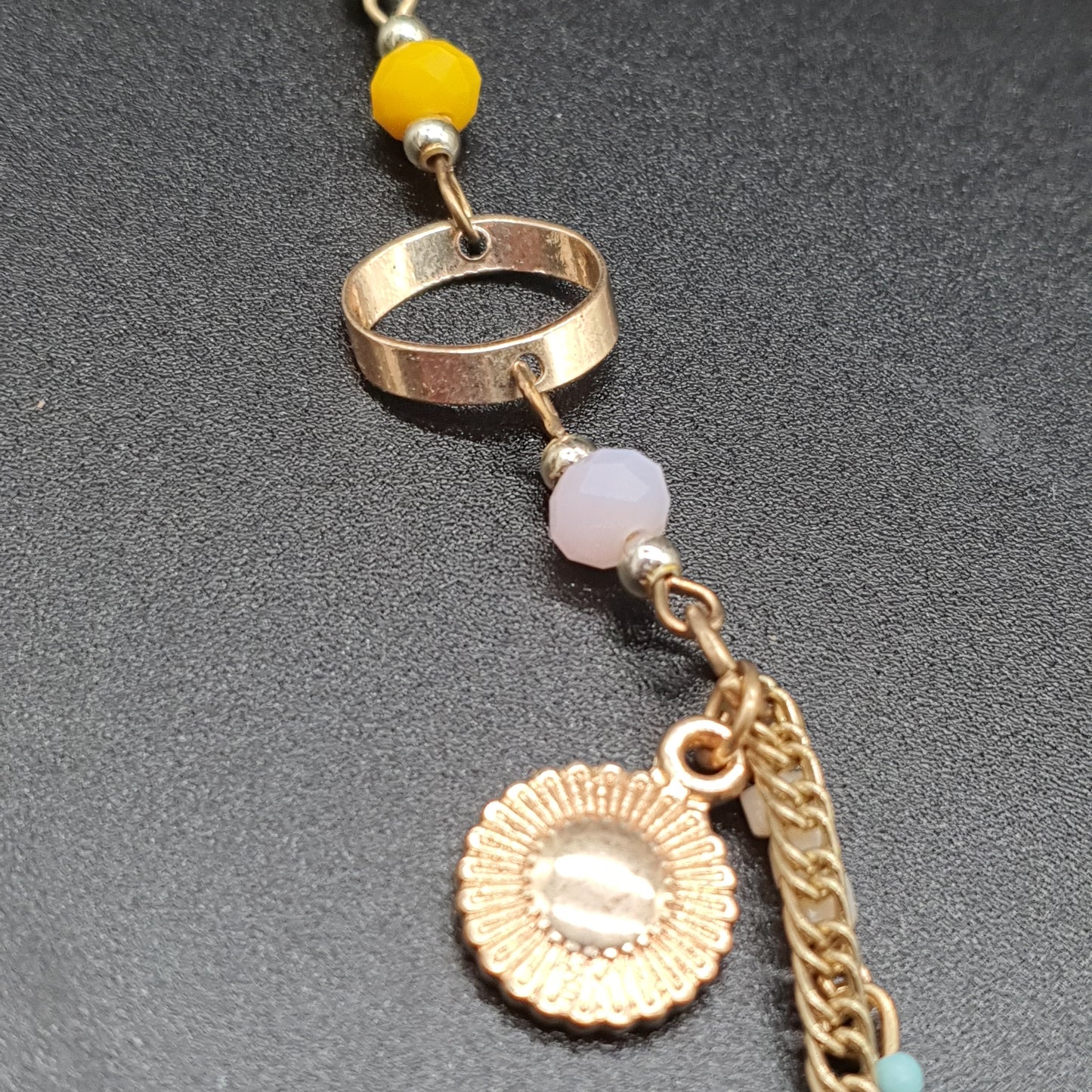 Collier sautoir double rang acier doré chaînes à billes maille gourmette perles fantaisie colorées pompon tassel pampille dorée pendentifs pierre reconstituée fleur en nacre chaînettes colorées