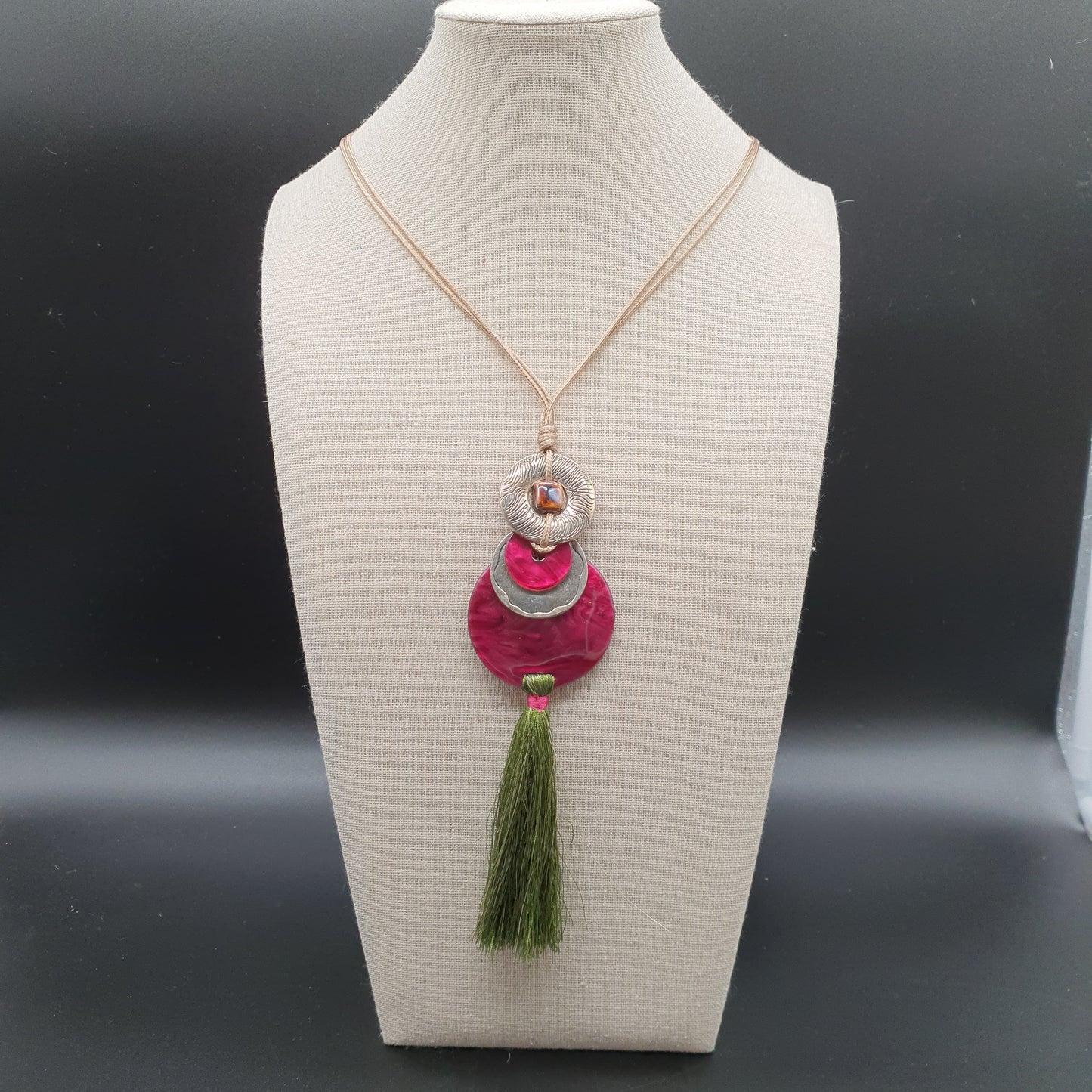 Collier sautoir rose – Multi-cordons coton ciré, pendentif fleur, disques métal & émail