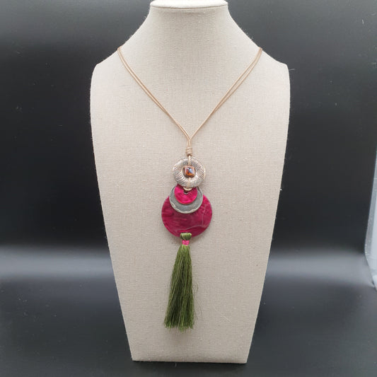 Collier sautoir rose – Multi-cordons coton ciré, pendentif fleur, disques métal & émail