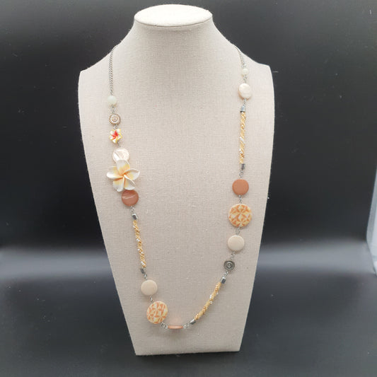 Parure collier sautoir & boucles d’oreilles – Double chaîne argentée, perles nacrées & fleurs