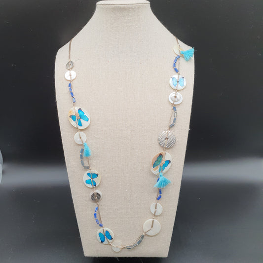 Collier sautoir multi-fils bleu – Nacre, papillon argenté & pompons