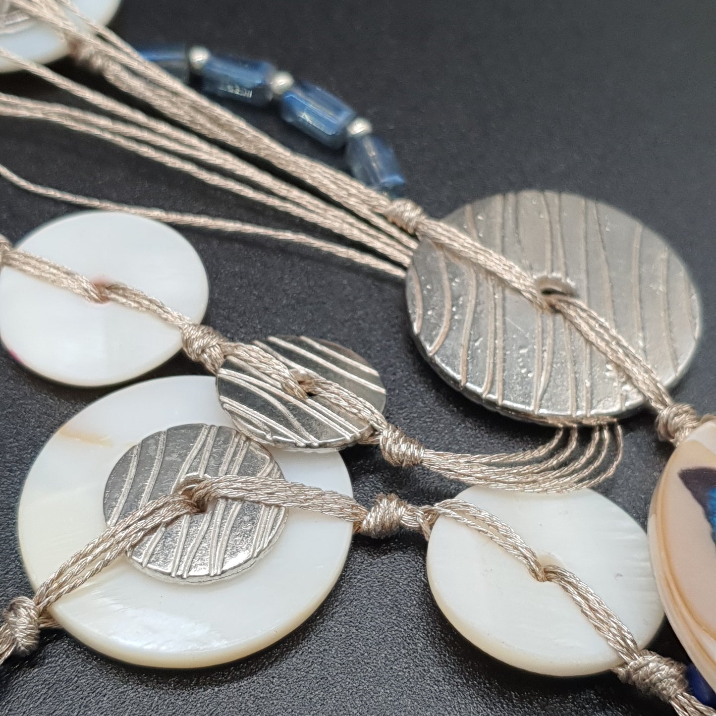 Collier sautoir multi-fils bleu – Nacre, papillon argenté & pompons