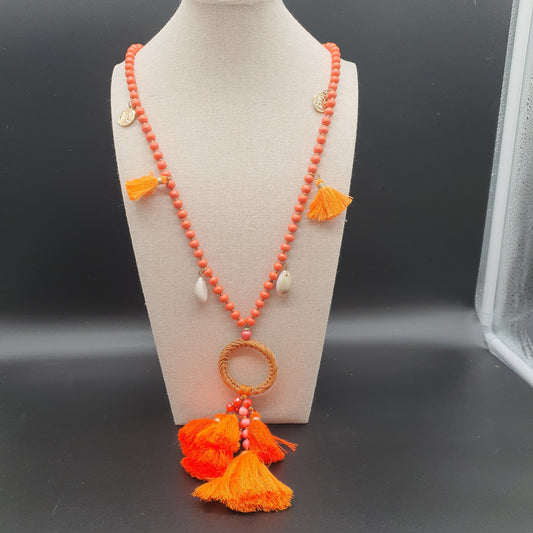 Collier sautoir orange perles en bois, coquillages cauri, médaillons dorés & tassel coton