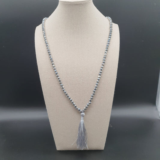 Collier sautoir perles grises facettes cristal effet strass pendentif pompon tassel fils de coton