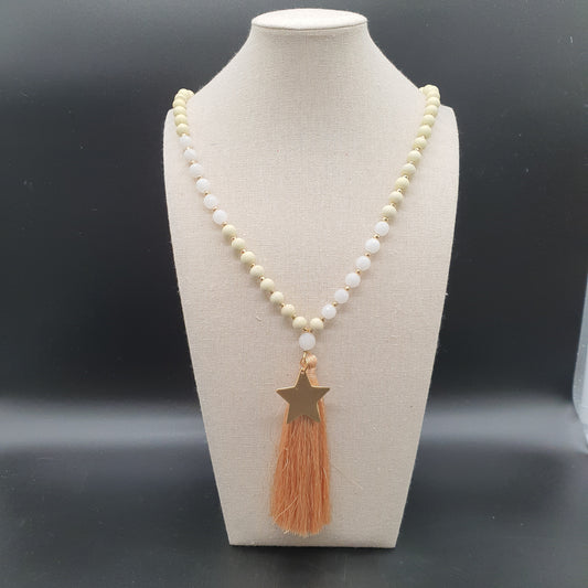 Collier sautoir perles bois étoile dorée et pompon tassel