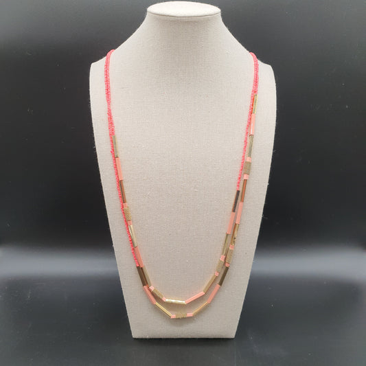 Collier sautoir double rang perles de rocaille roses tubes dorés fins allongés