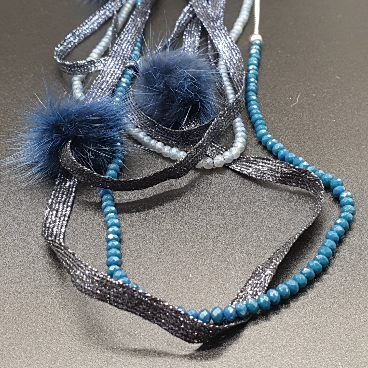 Collier sautoir multi rang rubans de fils métallisés tressés pompons colorés perles pierre reconstituée chaîne argentée