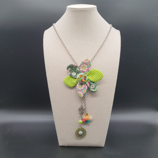 Collier sautoir bohème longue chaîne argentée maille forçat fleur en tissu pièces nacrées émail coloré perles fantaisie coccinelle métal argenté vieilli pampilles pierre reconstituée sertie fleur métal