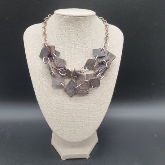 Collier triple rang acier vieilli mailles épaisses & losanges martelés géométriques