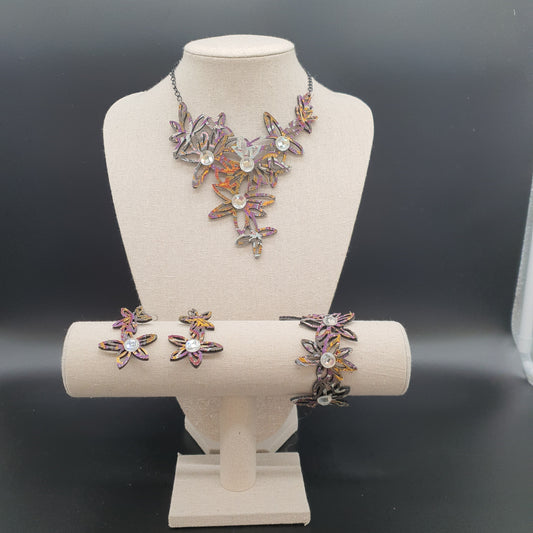 Parure collier plastron bracelet boucles d'oreilles pendants fleurs tissus éclats cristal