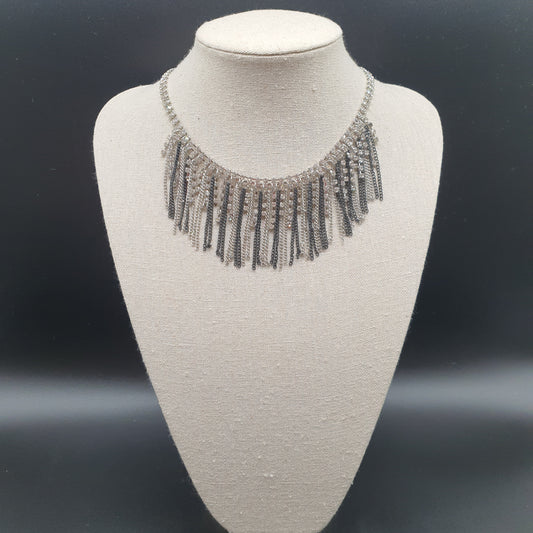 Collier plastron acier inoxydable argenté strass et chaînettes métal noir
