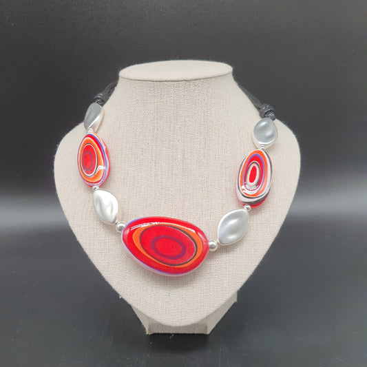 Collier plastron vintage rouge – Double cordon coton ocré et galets résine métallisée