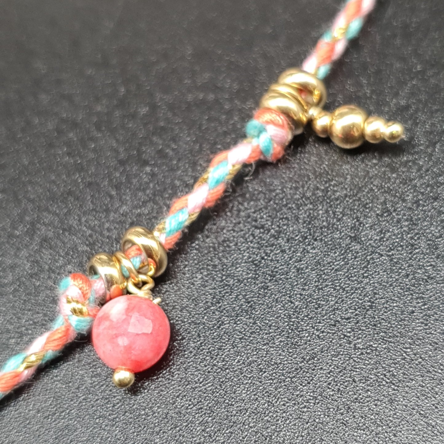 Collier acier inoxydable doré cordon tressé multicoloré éclats pierre naturelle breloques charms marguerite papillon oeil de la chance Lilas de Seine