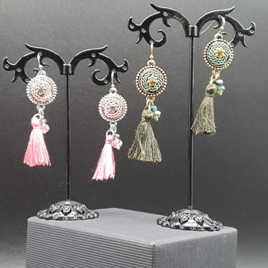 Boucles pendantes baroques – pièce ciselée & chaînette torsadée argentée