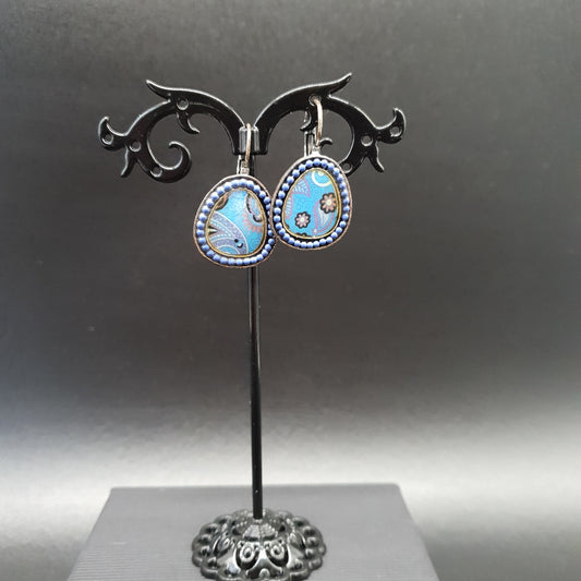 Boucles dormeuses argent vieilli – perle émaillée bleu ciel géométrique