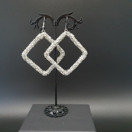 Boucles d'oreilles pendants losange argenté pavage pierres effet cristal facetté
