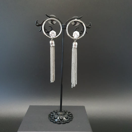 Boucles pendantes argentées – anneau strass & pompon chaînette