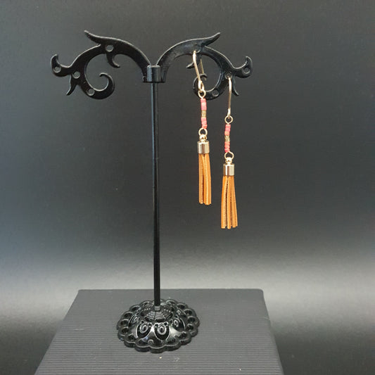 Boucles pendantes dorées – pompons perles de rocaille