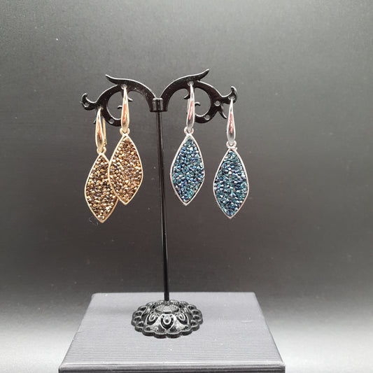 Boucles d’oreilles pendantes métal argenté pièce forme feuille incurvée éclats cristaux