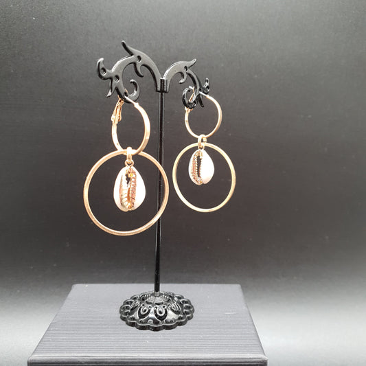 Boucles d'oreilles pendants métal doré anneaux coquillage cauri détail doré