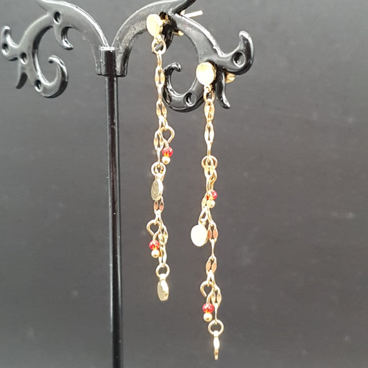 Boucles pendantes dorées – chaînette fine & perles effet cristal