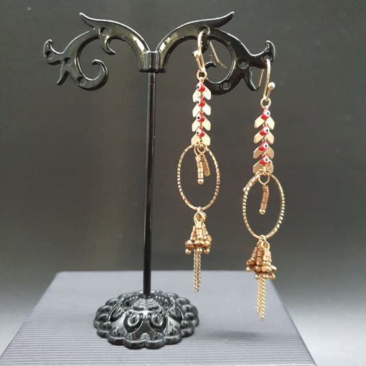 Boucles pendantes acier doré – anneau & cascade chevrons torsadés