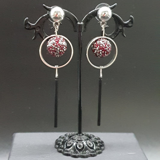 Boucles pendantes tige argentée – anneau et boule strass brillante