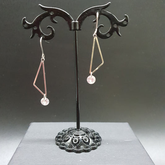 Boucles pendantes triangle argenté – cristal facetté suspendu