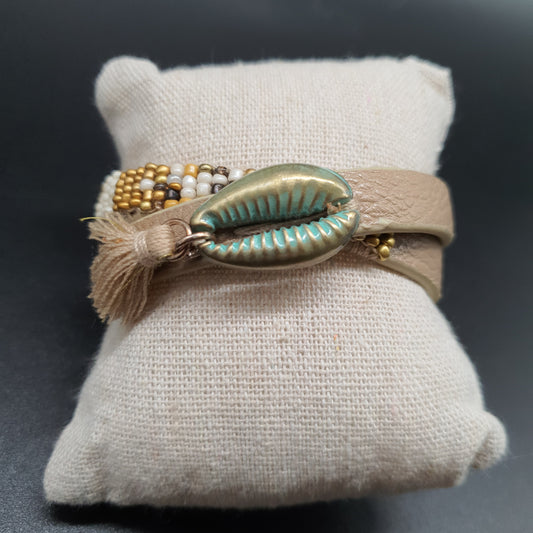 Bracelet aimanté multi-tours en simili cuir beige avec perles, coquillage et pompon tassel doré
