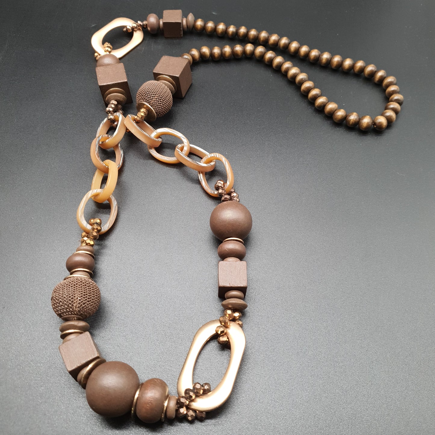 Collier sautoir gros maillons acrylique anneaux allongés métal doré perles facettées grosses perles rondes carrées bois perles maille métallique rondelles bois métal