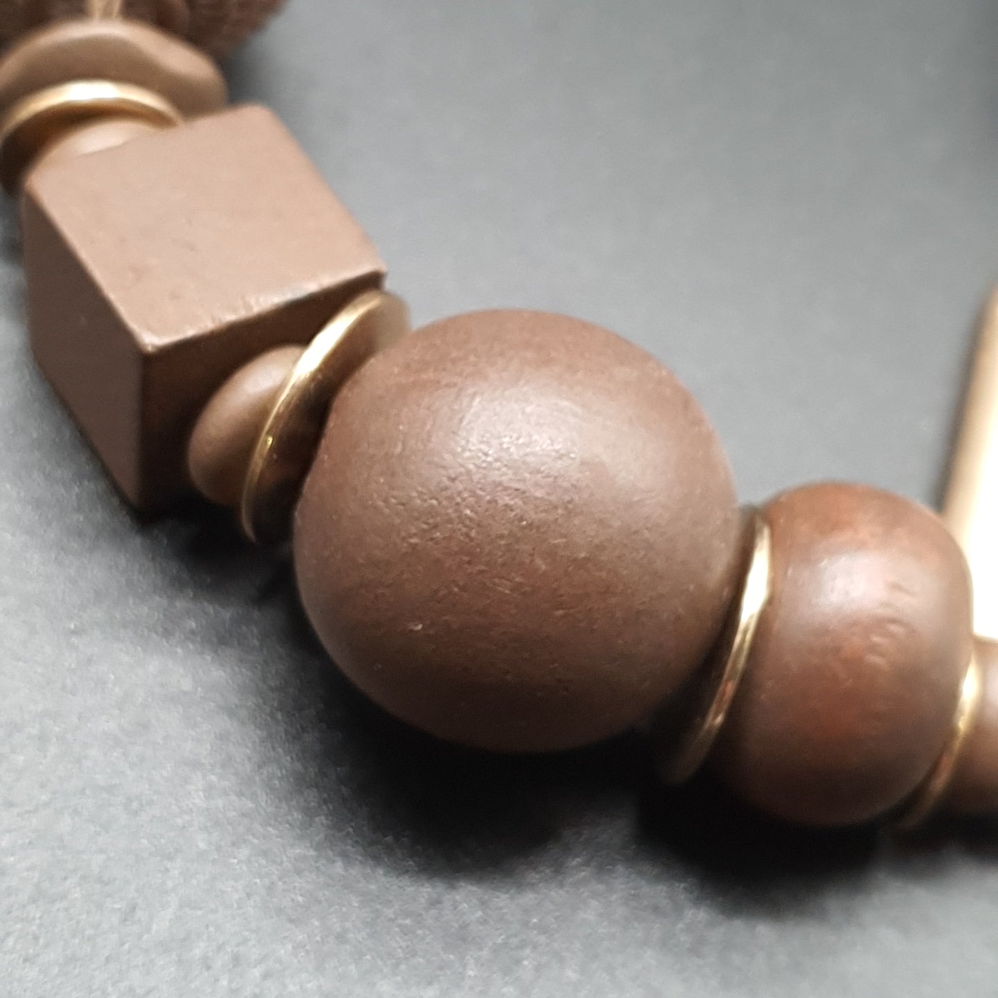 Collier sautoir gros maillons acrylique anneaux allongés métal doré perles facettées grosses perles rondes carrées bois perles maille métallique rondelles bois métal