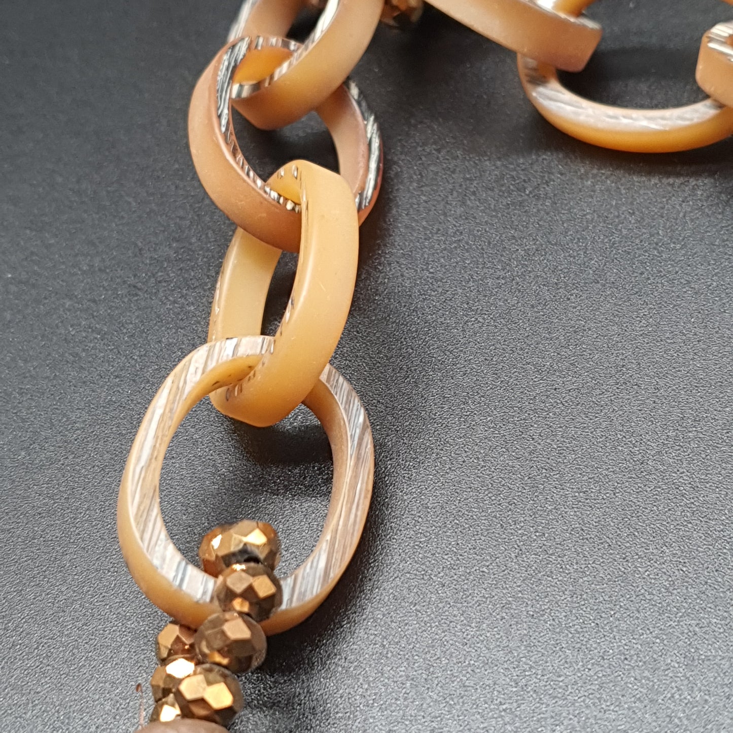 Collier sautoir gros maillons acrylique anneaux allongés métal doré perles facettées grosses perles rondes carrées bois perles maille métallique rondelles bois métal