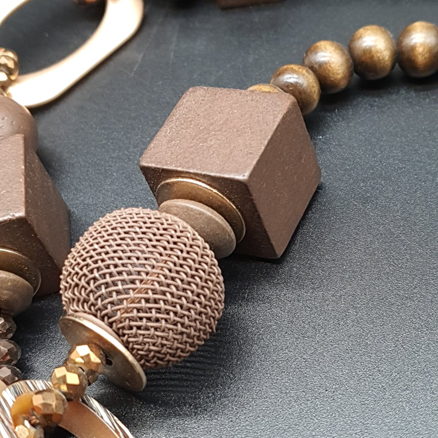 Collier sautoir gros maillons acrylique anneaux allongés métal doré perles facettées grosses perles rondes carrées bois perles maille métallique rondelles bois métal